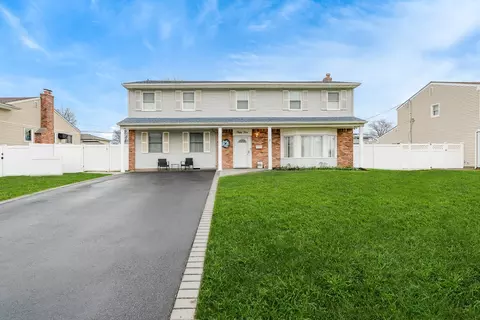 55 Primrose Ln, Kings Park, NY 11754