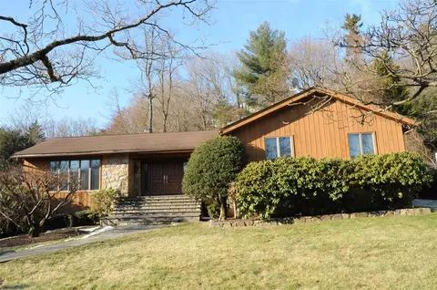 8 Tumblebrook Ct, Mount Pleasant, NY 10570