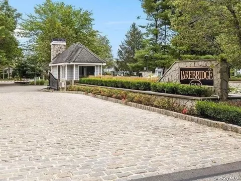 70 Lakebridge Dr S #70, Kings Park, NY 11754