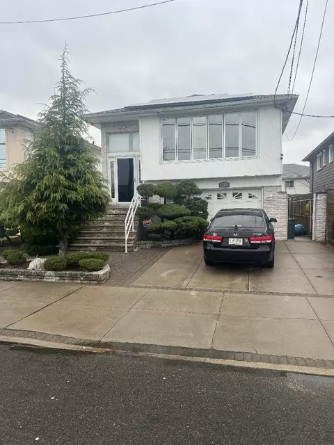 89-15 160 Ave, New York, NY 11414