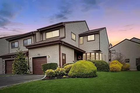 29 The Gln #29, Glen Head, NY 11545