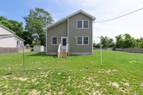 2 Lafayette Dr, Shirley, NY 11967