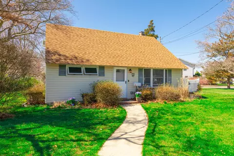 101 Phyllis Dr, Lindenhurst, NY 11757