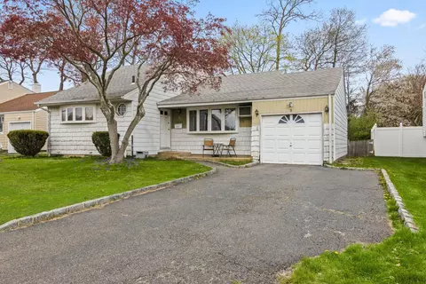 9 Thomas Dr, North Babylon, NY 11703