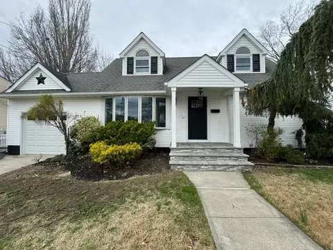 50 Westwood Rd S, Massapequa Park, NY 11762