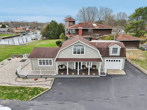 16 Red Bridge Rd, Center Moriches, NY 11934