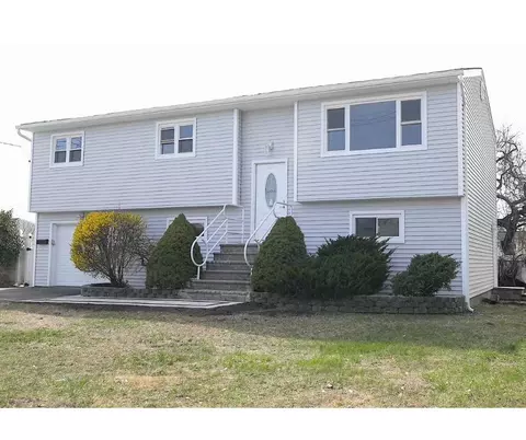 830 N Clinton Ave, Lindenhurst, NY 11757