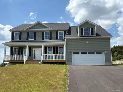 21 Dartmouth Dr, Poughkeepsie, NY 12603