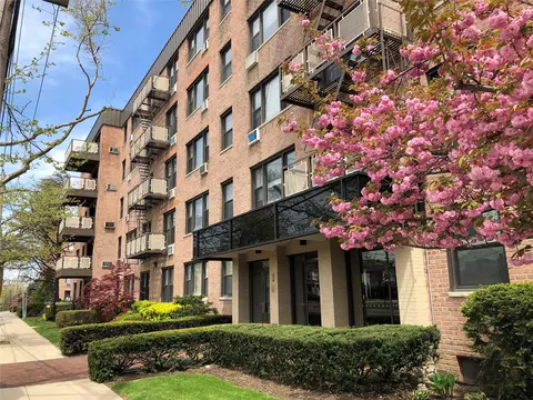 1 Birchwood Ct #2F, North Hempstead, NY 11501