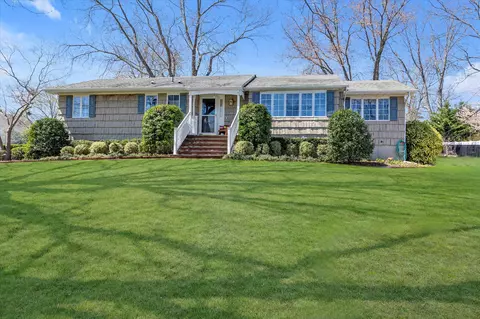 19 Chivalry Ln, Nesconset, NY 11767