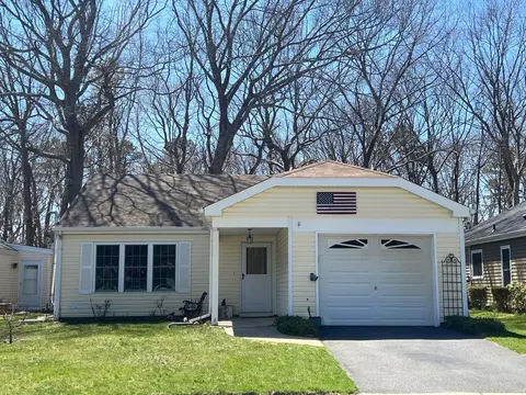 223 Belfast Ln, Ridge, NY 11961