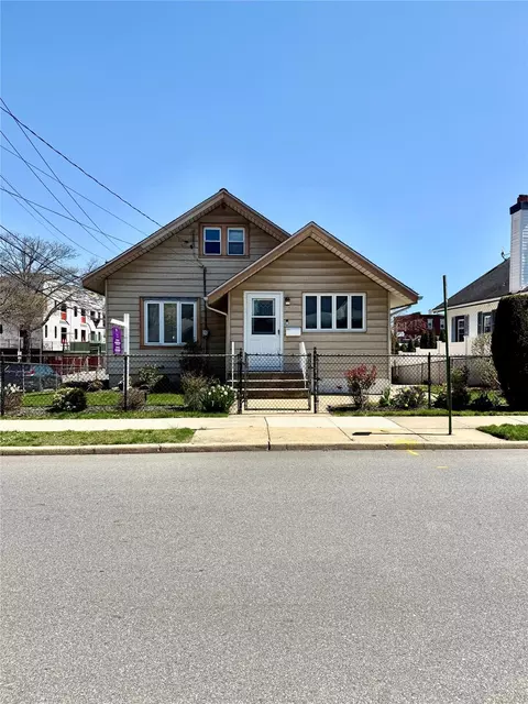 248 Fulton St, Westbury, NY 11590