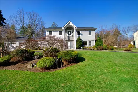 150 Hummingbird Dr, North Hempstead, NY 11576
