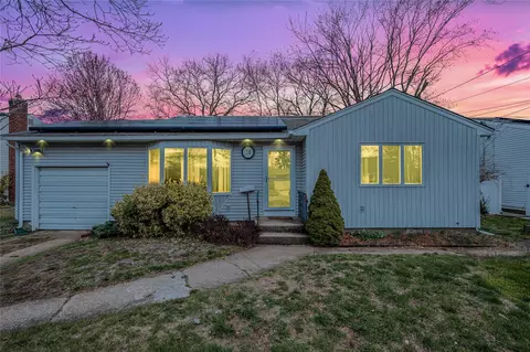 31 Ida Ln, North Babylon, NY 11703