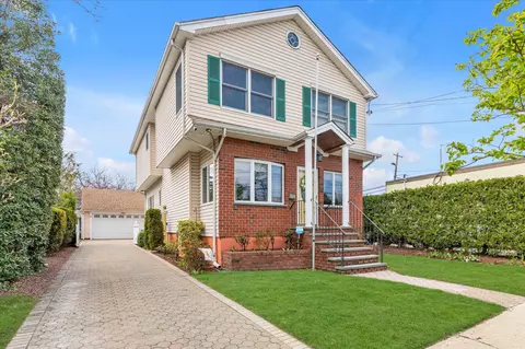 3 Hoffman Rd, North Hempstead, NY 11040