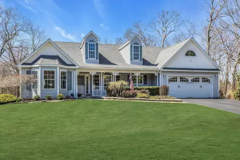 64 Paige Ln, Moriches, NY 11955