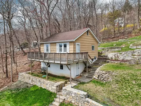 324 Lake Dr, Lake Peekskill, NY 10537