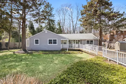 263 Vernon Valley Rd, Northport, NY 11768