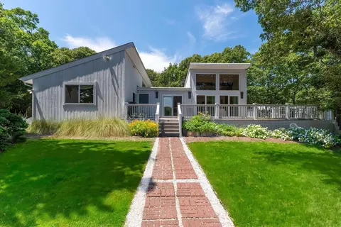 1 Monument Ln, East Hampton, NY 11937