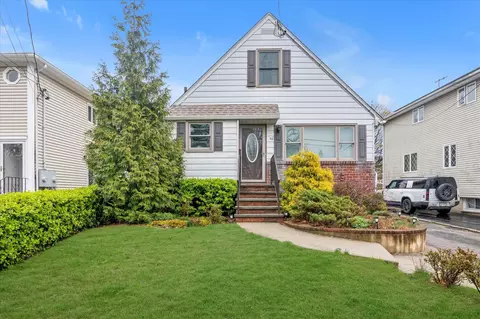 36 Graywood Rd, North Hempstead, NY 11050