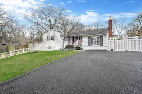122 Ridgewood Ave, Farmingville, NY 11738