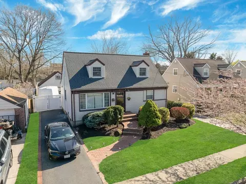 25 Garden Pl, Merrick, NY 11566