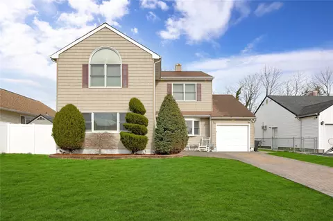 518 Farmranch Rd E, Bethpage, NY 11714