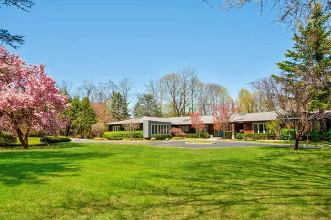 75 Cow Neck Rd, North Hempstead, NY 11050
