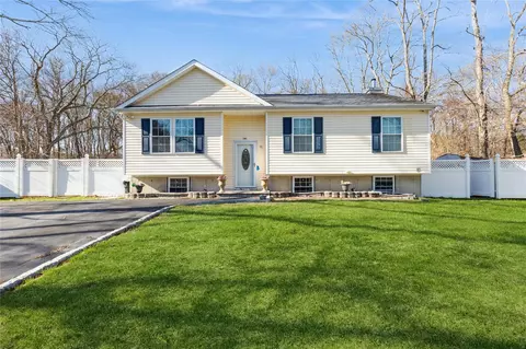 7 Baldwin Ct, Medford, NY 11763