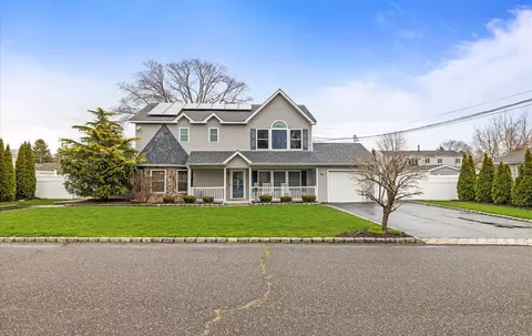 65 Howell Ave, Deer Park, NY 11729