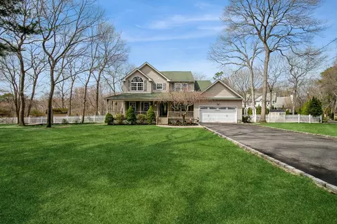 63 Robinson Ave # A, Medford, NY 11763