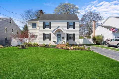 26 Seafield Ln, Bay Shore, NY 11706