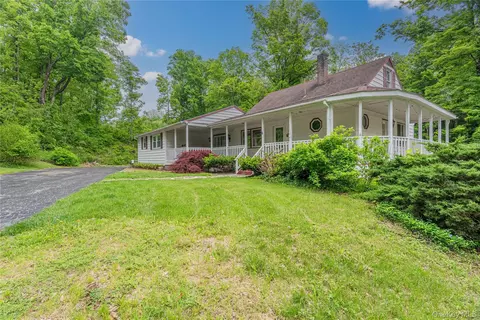 6 Swain Dr, Pleasant Valley, NY 12569