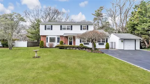 275 Waterford Rd, Oakdale, NY 11769