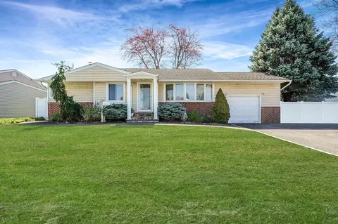 18 Haverford Rd, Hicksville, NY 11801