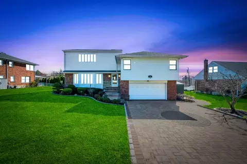 34 Duke Dr, North Hempstead, NY 11040