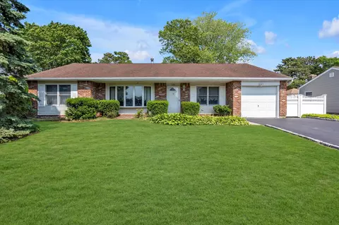 693 Greenbelt Pkwy W, Holbrook, NY 11741