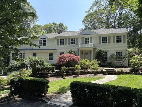 9 Oakwood Dr W, Huntington, NY 11743