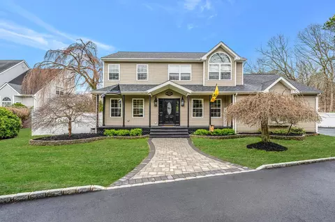 6 Premier Ct, Port Jefferson Station, NY 11776