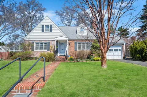 8 Brown Rd, North Hempstead, NY 11024