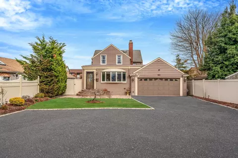 179 Baylawn Ave, Copiague, NY 11726