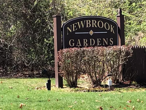 62 Pinebrook Pl #62, Bay Shore, NY 11706