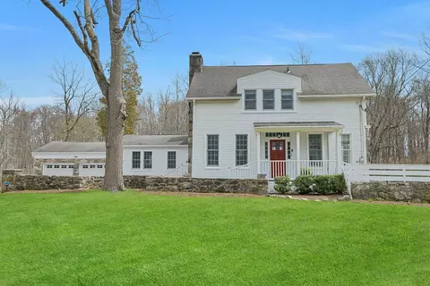 196 Pinesbridge Rd, New Castle, NY 10562
