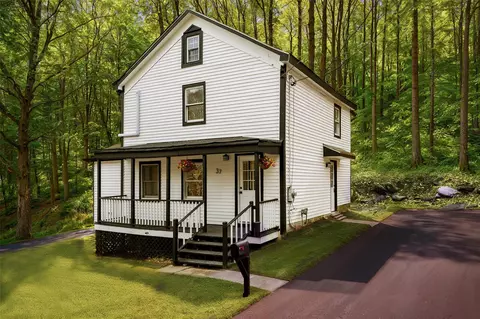 37 Maple Ave, Lloyd, NY 12528