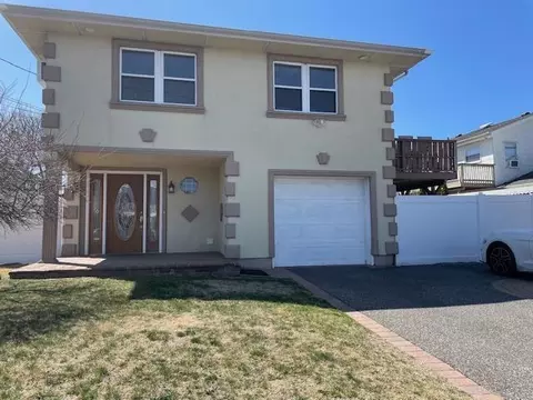 733 Shore Walk, Lindenhurst, NY 11757