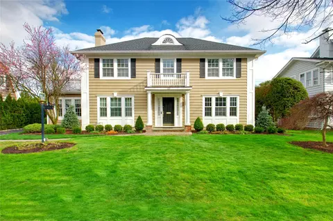 103 3rd St, Garden City, NY 11530