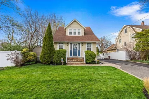 4 2nd St, Glenwood Landing, NY 11547