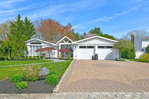 119 Old Post Dr, Hauppauge, NY 11788