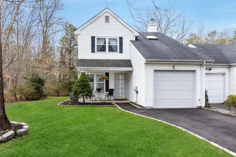 26 Lindsey Ct, Holtsville, NY 11742
