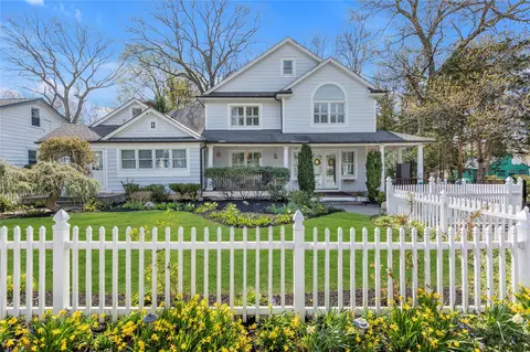 920 Washington Dr, Centerport, NY 11721
